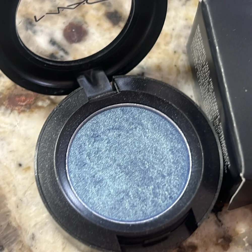 🌙♣️Mac Tilt Frost Eyeshadow